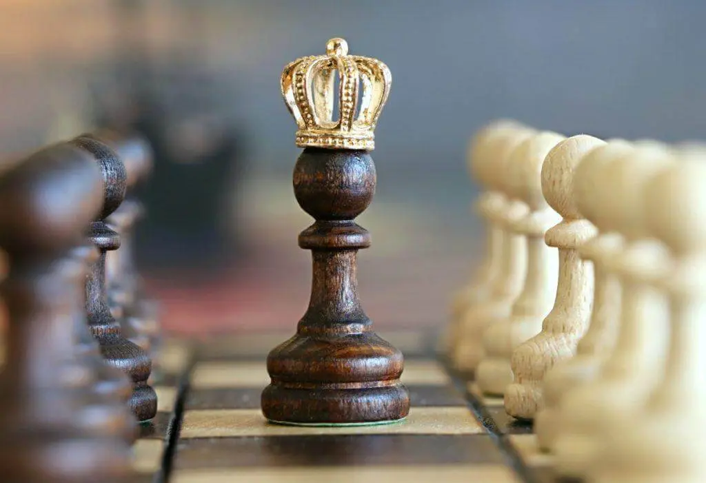 how to play chess for beginners showing basic board and pieces for learning the game